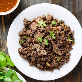 ลาบคั่วโคขุนโพนยางคำ พร้อมข้าวจี่